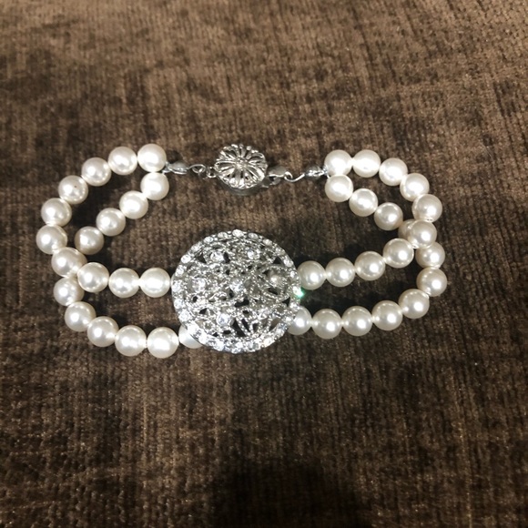 Beautiful Vintage Inspired Faux Pearl Bracelet - Picture 1 of 2
